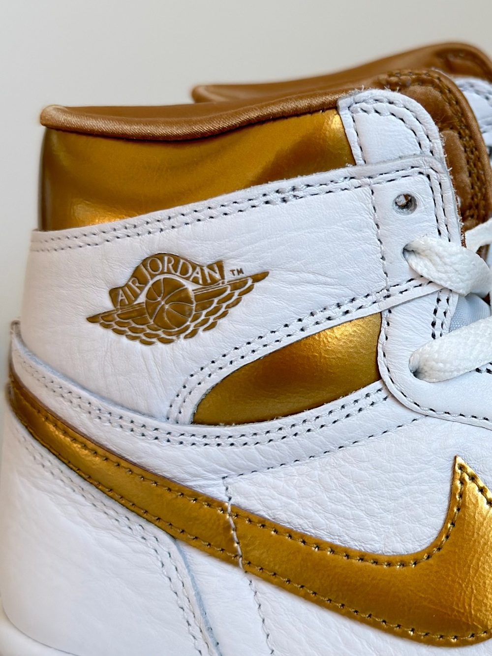 Air Jordan 1 Retro High OG Metallic Gold Women’s Size 6 FD2596-107 - Picture 4 of 12